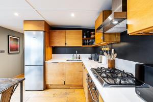 Stylish Thames Houseboat with Roof Terrace