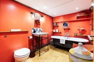 Stylish Thames Houseboat with Roof Terrace