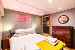 Stylish Thames Houseboat with Roof Terrace