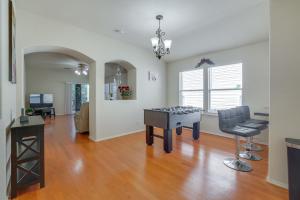 San Antonio Area Home with Deck, 14 Mi to Dtwn!