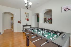 San Antonio Area Home with Deck, 14 Mi to Dtwn!