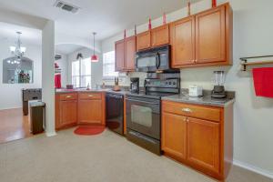 San Antonio Area Home with Deck, 14 Mi to Dtwn!