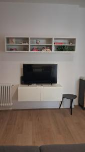 DimorAlexis, the house in front of Vaticans walls