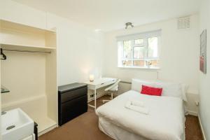 Spacious 4-Bed Flat Near Nine Elms Tube Station