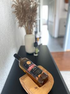 WIKINGERBUDE by Nordmanns Hus - mit großem Balkon, Garage & XXL- Sofa für bis zu 4 Personen