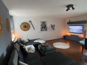 WIKINGERBUDE by Nordmanns Hus - mit großem Balkon, Garage & XXL- Sofa für bis zu 4 Personen