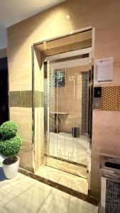 شقق نصف القمر للشقق المخدومة