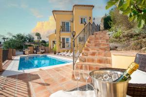 Villa Sol y Mar with heated pool and jacuzzi
