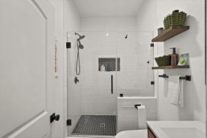 Updated Vintage Oasis, Near Downtown & Stadiums, Huge Yard