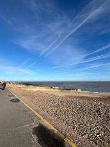 4-Bedroom House 5 mins to Beach & Parking