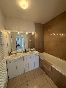 Le Tassigny-Spacious apartment-parking-wifi