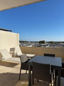 Le Tassigny-Spacious apartment-parking-wifi