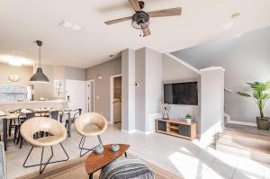 Family Townhome Near Disney w Heated Pool