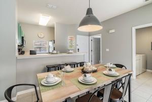 Family Townhome Near Disney w Heated Pool