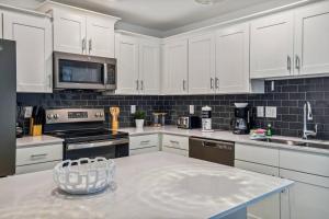 Perfect Family Stay 3BR Storey Lake Condo
