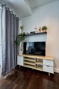 Cozy Crib at Acqua Residences - Rockwell Views