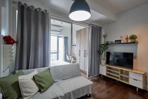 Cozy Crib at Acqua Residences - Rockwell Views