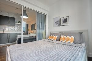 Cozy Crib at Acqua Residences - Rockwell Views