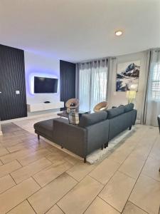 Family Getaway near Disney Sleeps 13