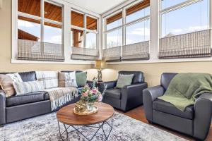 Cozy 2BR Retreat Mountain View with Pool and Hot Tub