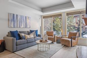 Spacious 2BR Oasis with Pool and Gym Close to Banff