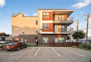 Dallas 2BR Retreat - Pool, Gym, Games & Home Office