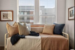 Dallas 2BR Retreat - Pool, Gym, Games & Home Office