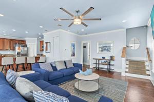 5BR One Block to Beach- Hot Tub- Pool- Golf Cart- Pets