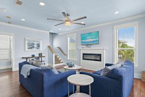 5BR One Block to Beach- Hot Tub- Pool- Golf Cart- Pets