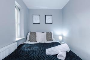 Spacious 3-BR Escape in Coseley with Free Parking