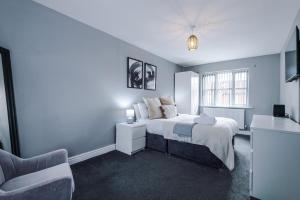 Spacious 3-BR Escape in Coseley with Free Parking