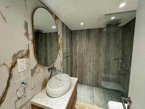 Full Lake View spacious 2 bdr apartment, Metro
