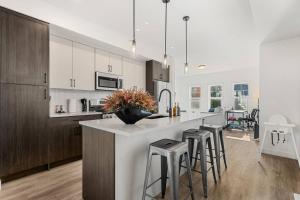 Luxurious Townhome in Aspen with King Bed Large Dining Area and Sleeps 8