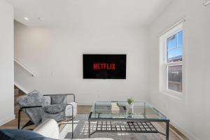 Luxurious Townhome in Aspen with King Bed Large Dining Area and Sleeps 8