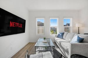 Luxurious Townhome in Aspen with King Bed Large Dining Area and Sleeps 8