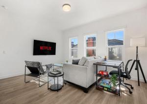 Luxurious Townhome in Aspen with King Bed Large Dining Area and Sleeps 8