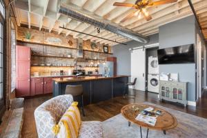 Downtown Urban Loft above Restaurants