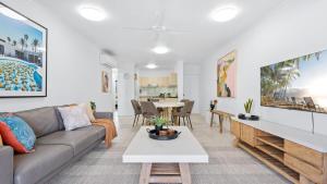 Adina Oasis Top-Floor Apartment