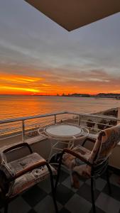 Sun, Sea and Serenity - Beachfront Apt with Sunset Views and Soothing Waves