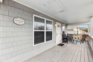 Updated 3-bedroom, 2 bath well stocked coastal cottage across from the beach