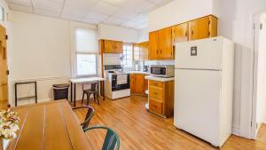 Mathilda Street Trio - The Lodge with King Bed