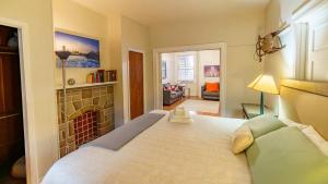 Mathilda Street Trio - The Lodge with King Bed