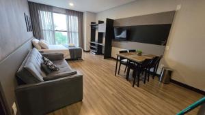 Estadia completa em prédio com piscina a 850m da praia em Florianópolis - STIs