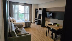 Estadia completa em prédio com piscina a 850m da praia em Florianópolis - STIs