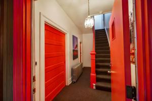 Steps Away From Hospital - 2 Queen Bed - City View