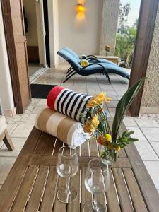 Beachfront luxury Condo w Pool