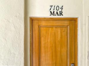 Beachfront luxury Condo w Pool