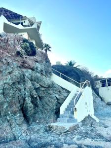 Beachfront luxury Condo w Pool