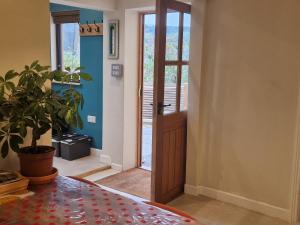 Large Victorian garden flat with views of Bath centre