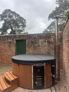 Courtyard House- Luxury Holiday House with floodlit Tennis court